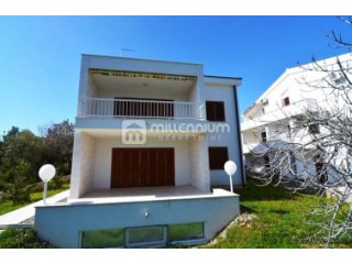 Otok Krk, Grad Krk, 300m2, novija urbana vila samo 20..