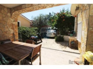 ISTRA, PULA OKOLICA, kuća s tri stambene jedinice 950m od...