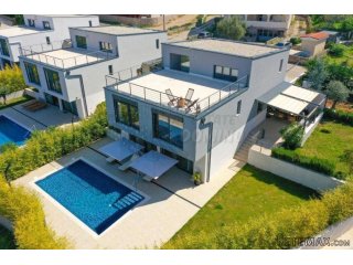 Moderna vila s bazenom-pogled na more!
