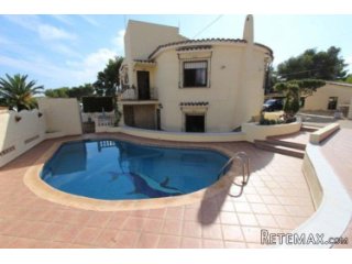 bright and spacious villa in Benissa Coast area. flat plot..