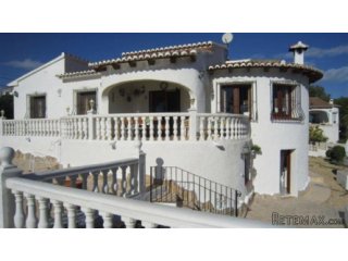 Three bedroom villa with pool, located in a very nice area..