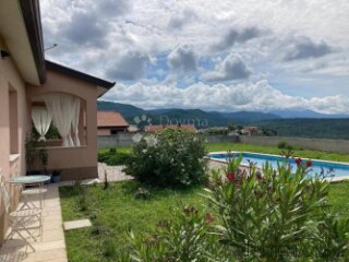 Kuća s bazenom, 1000m2 okućnice, panoramski pogled