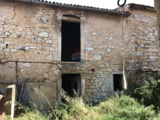 Istra,Vodnjan,stara kuća sa štalom u centru