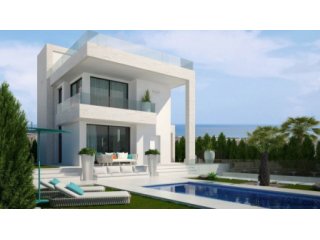 Next to the golf course of Villamartin in walking distance..