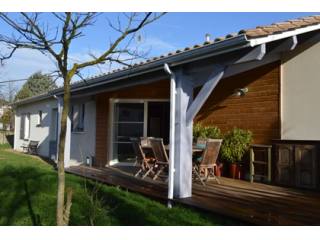 Modern 4-bed property with terrace