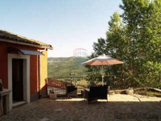 Istra, Motovun - Kuća s dva stana i okućnicom