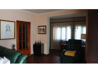 One level villa with 4 bedrooms, 2 bath, 1 large kitchen..