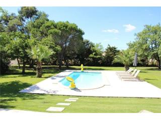 Superbe Villa Avec Jardin Et Piscine..