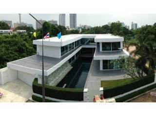 VILLA close to the royal residence..