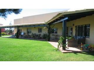 Villa - Set in a plot of 1500 square..