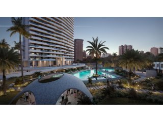 Una imponente torre de vidrio de apartamentos con..
