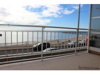 Este apartamento de 3 dormitorios y 2 baños está situado e..