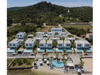 Obalna rezidencija iznad standarda – moderna vila prve linij