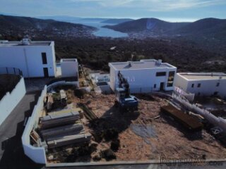 VINIŠĆE- ZEMLJIŠTE ZA VILLU S GRAĐEVINSKOM DOZVOLOM