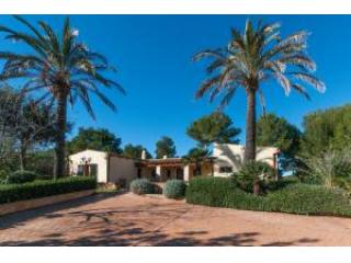 Cala Rajada, finca with stables for 3..