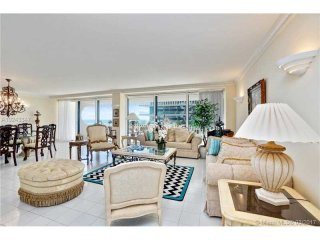 2 bedroom Flat For Sale: 10205 Collins..