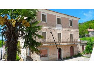 A stunning large detached property to..