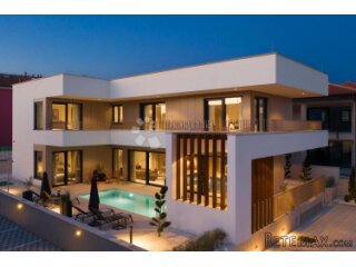 FAŽANA - Luksuzna, vrhunski opremljena villa, 50 m od mora