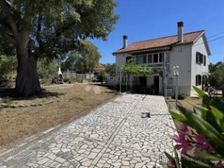 Kuća sa dva stana, pomoćnim objektom i okućnicom/ Krk-Garica