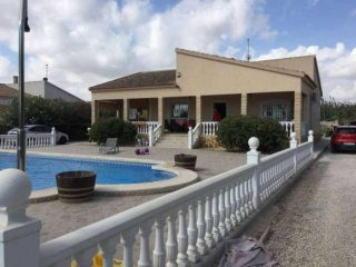 4 bedroom villa with pool and guest..