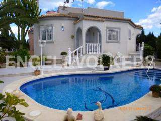 Villa with caring and sunny garden in..