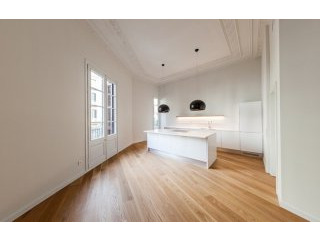 Central apartment for sale in Barcelona..
