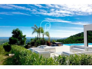 Modern villa with stunning views in the..