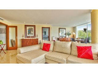 Spacious apartment with extensive..