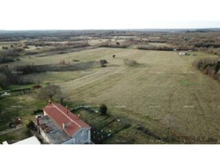Prodaje se zemljište, površine 32900 m2, u okolici Barbana