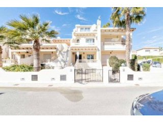 3 Bedroom 2 Bathroom Townhouse In..