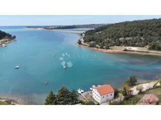 Povijesni ljetnikovac s privatnim molom