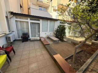 APARTMAN U PRIZEMLJU S VELIKOM TERASOM
