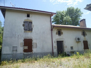 Spacious Farmhouse to renovate with..