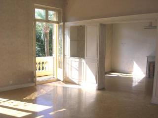 Regal living in Carre d'Or