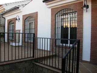 Town House - A beautifully renovated..
