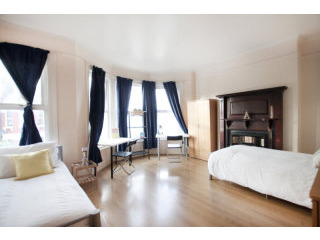 Twin with 2 single bed near Manor House..