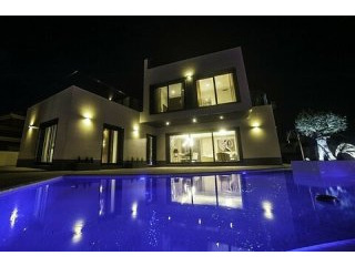 * Luxury 3 Bed Detached Beachside Villa..