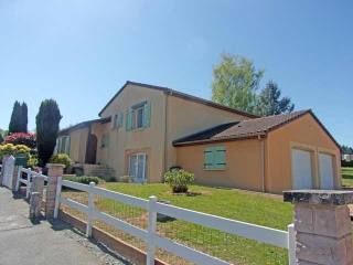 4 Bed Modern House From The 90s With..