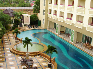 Luxury 1 bedroom corner condo..
