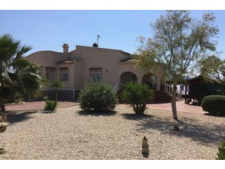 Detached villa with garden, room for a..
