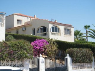 4 Bedrooms - Villa - Alicante - For Sale