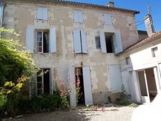 Spacious 7 Bedroom Town House Renovated..