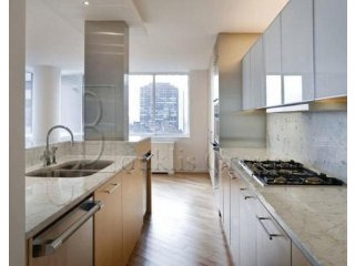 Corner Home==split 3 Beds==lux..