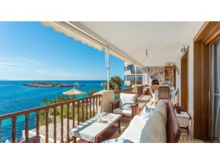 Situated in an amazing location, this first sea line..