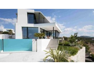 Villa on the first sealine