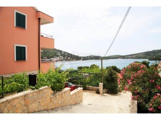 TISNO STAN OD 175 m2 U PREKRASNOJ APARTMANSKOJ KUĆI NADOMAK