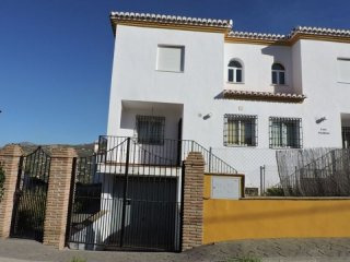 3 bedroom, 3 bathroom Townhouse, (build..