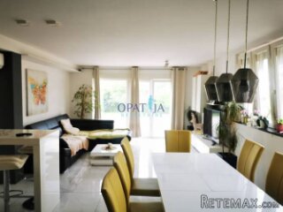 Moderno uređen dvoetažni stan sa garažom, okućnicom u zel..
