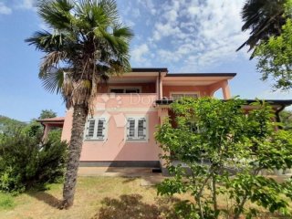 POREČ- Samostojeća kuća sa velikom okućnicom- PRILIKA!