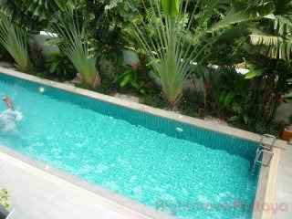 2 Bedroom Condo for sale in Pratumnak -..